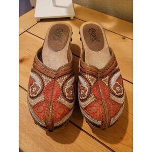 Carlos Santana Boho Wooden Clogs With Stitched Fronts Size 6